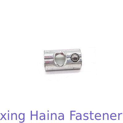 profilo di alluminio unistrut che monta il dado degli accessori con la palla della primavera